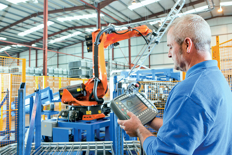Ingeniero revisando máquina